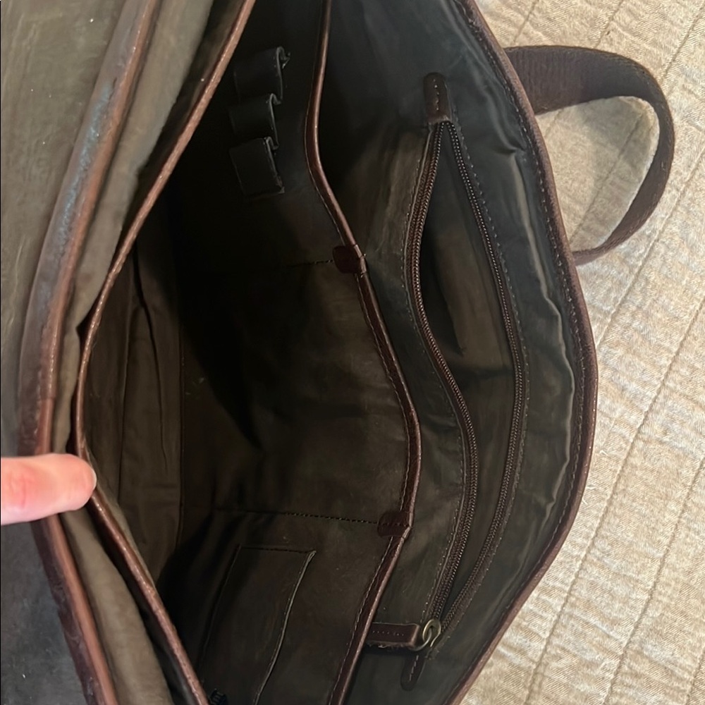 Fossil Brown Leather Messenger Bag with Classic Design - Picture 4 of 9